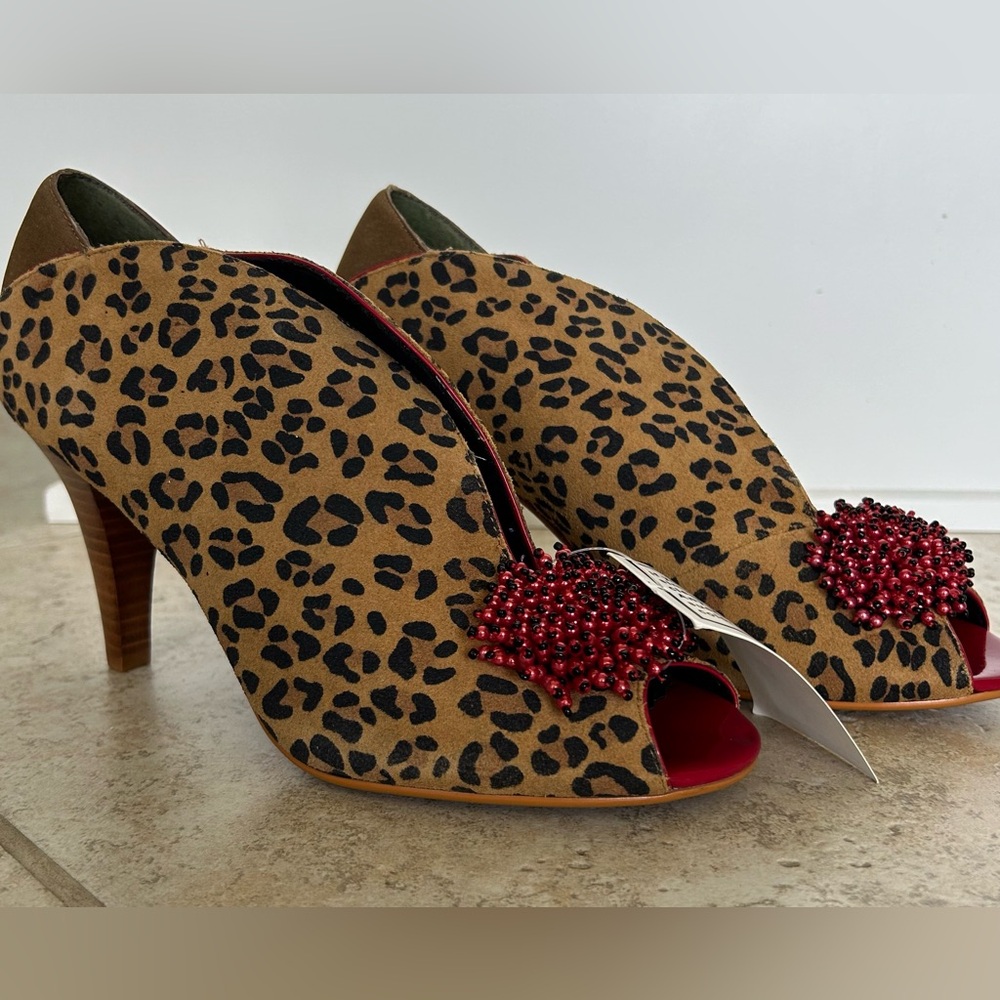Poetic Licence - women’s Leopard print shoes - sz 9